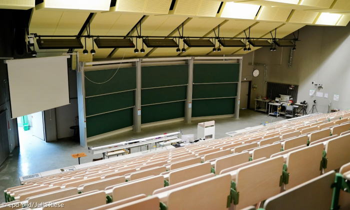 Hörsaal an der Naturwissenschaftlichen Fakultät der FAU nach Wasserschaden