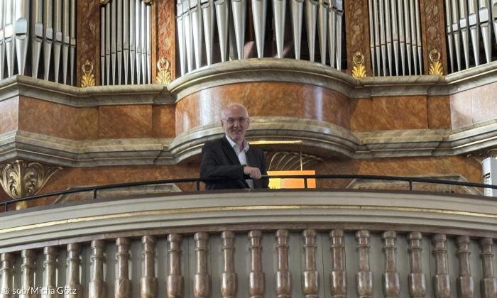 Reinhold Schelter vor der Orgel