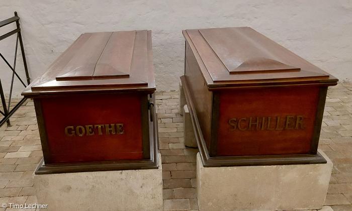 Die Särge von Goethe und Schiller in der Weimarer Fürstengruft.