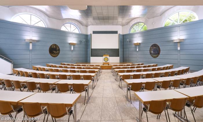 Leerer Vorlesungssaal der Hochschule für Philosophie München