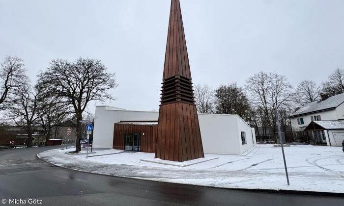 Epiphaniaskirche in Bayreuth von außen im Schnee