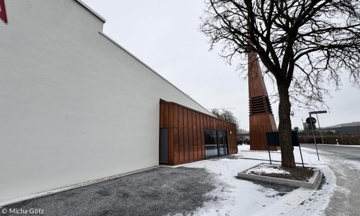 Außenansicht der neuen Epiphaniaskirche in Bayreuth mit Schnee.