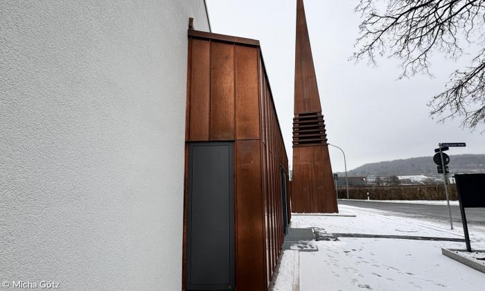 Epiphaniaskirche in Bayreuth von außen im Schnee