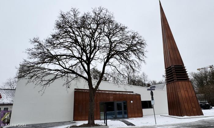 Epiphaniaskirche in Bayreuth von außen im Schnee