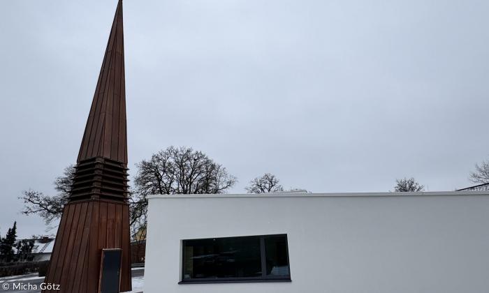 Epiphaniaskirche in Bayreuth von außen im Schnee