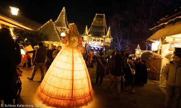 Weihnachtsmarkt auf Schoss Kaltenberg in Geltendorf mit einem hell erleuchteten verkleideten Engel
