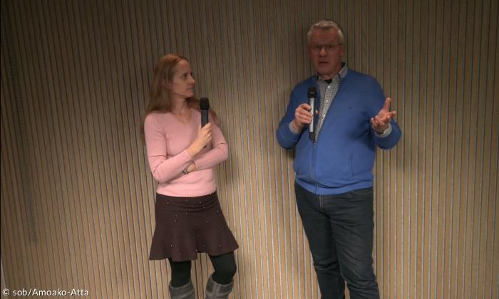 Eine Frau und ein Mann vor einer Wand