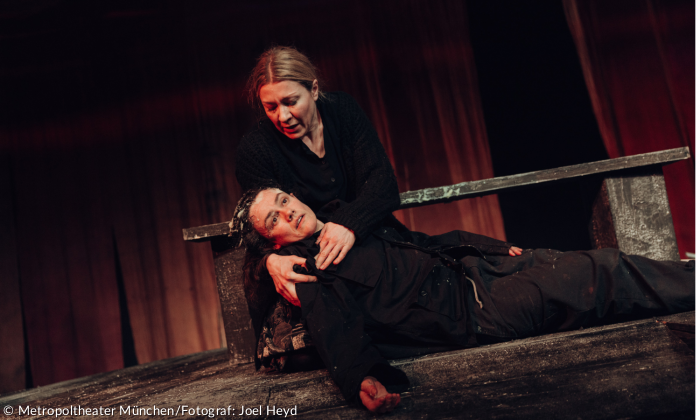 Bühnenszene des Theaterstücks Mittwinter mit Anna Graenzer, Genija Rykova