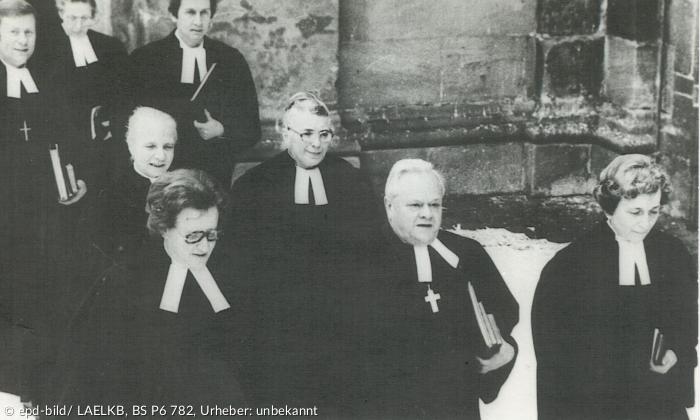 Schwarz-weiß-Foto der Ordinationsfeier mit Elisabeth Wolf und Elisabeth Neunzig