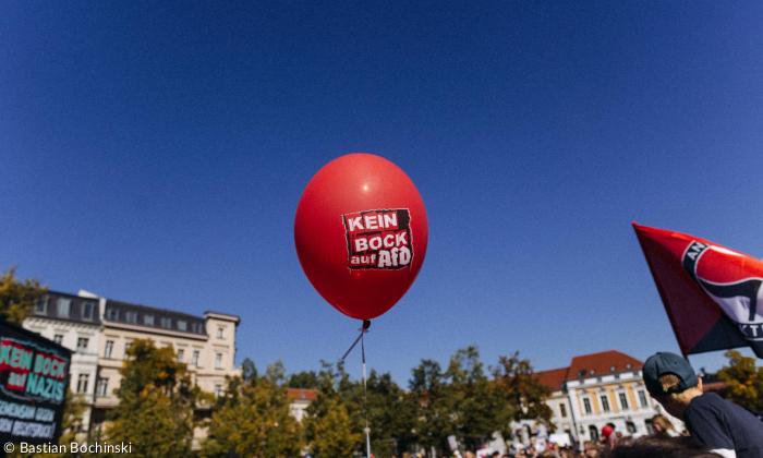 Ein roter Luftballon, auf dem "Kein Bock auf AfD" steht