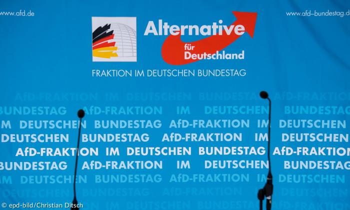 Blaues Logo der rechten "Alternative für Deutschland", AfD, im Deutschen Bundestag