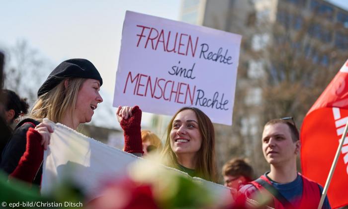Demonstration am Weltfrauentag in Berlin 2025. Zwei Frauen mit Schild "Frauenrechte sind Menschenrechte".