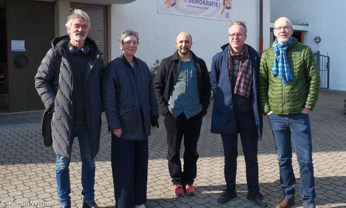 Ekkehard Wohlleben (rechts) mit dem Team der Technischen Hochschule bei der ersten Begehung (von links): Florian Fischer, Nadja Letzel, Steven Dané und Sebastian Kofink