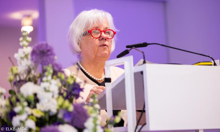 Eine Frau mit roter Brille