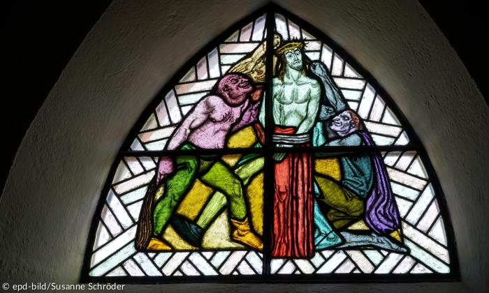 Hakennasen, gelbe Schuhe: Das Buntglasfenster zur Geißelung Jesu in der evangelischen Kreuzkirche Oberammergau zeigt deutliche antisemitische Merkmale.