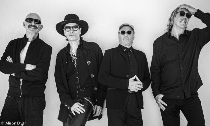 Tony Levin, Steve Vai, Adrian Belew und Danny Carey