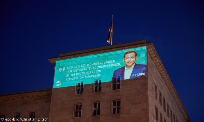 Das Gesicht von Finanzminister Lars Klingbeil an einer Hausfassade