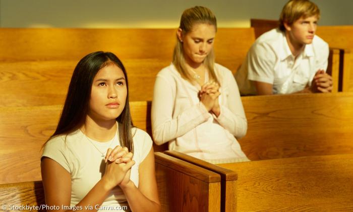 Drei junge Menschen sitzen jeweils alleine in einer Kirche