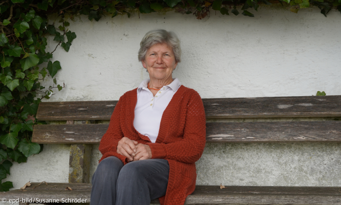 Renate von Fraunberg sitzt auf einer Bank draußen