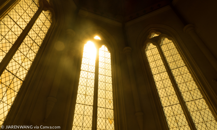 Kirche von innen. Durch die hohen Kirchenfenster scheint sie Sonne