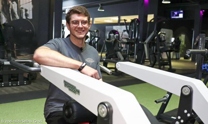 Ein junger Mann an Trainingsgeräten