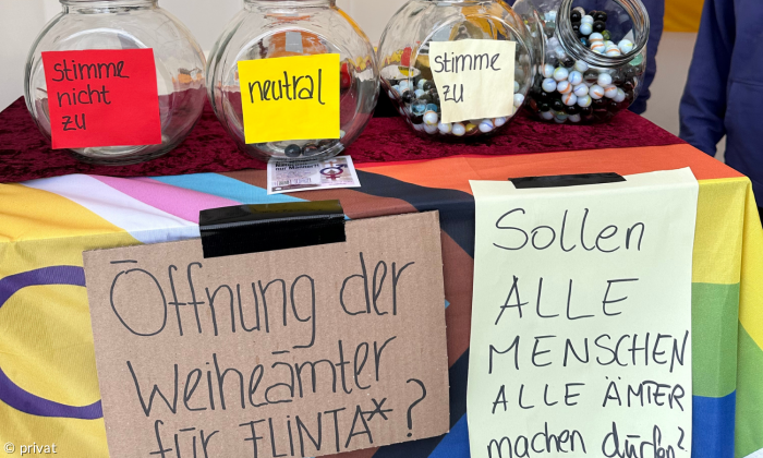 Gläser mit Murmeln zum Abstimmen über Fragen wie Weiheämter auch für Flinta-Personen?