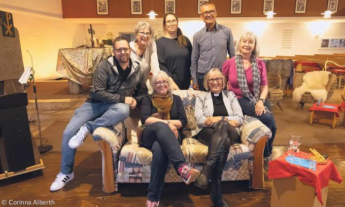 Das "Wohnzimmer"-Team mit Pfarrerin Gabriele Töpfer