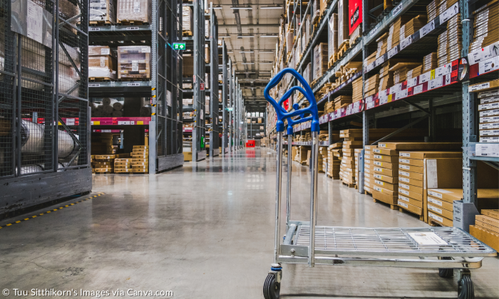 Die hohen Ikea Regale und ein Einkaufskorb