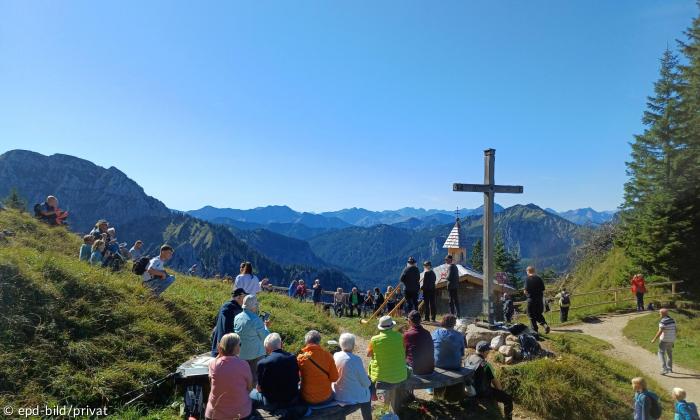 Tegelberg mit Berggottesdienst bei Sonne