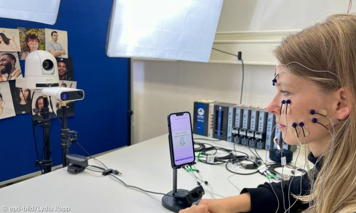 Johanna Zeder testet die neue Biofeedback-App gegen depressive Stimmung