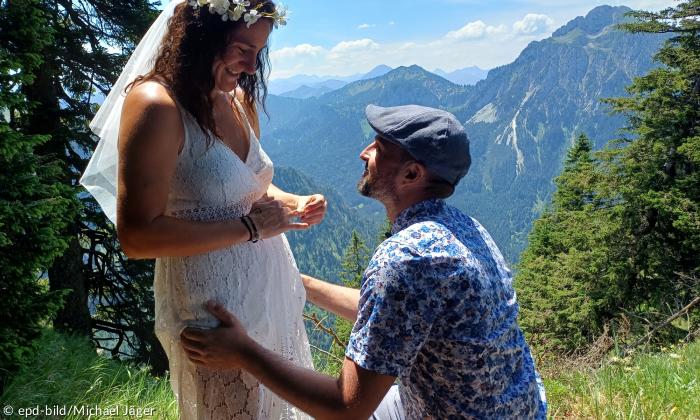 Hochzeitspaar vor Bergkulisse
