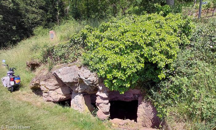 Mitten in der Natür: die Höhle, wo ein Mönch und Freund des Pfeifers gelebt haben soll.