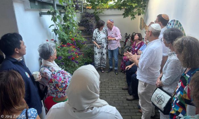 Menschen auf einer Terrasse.