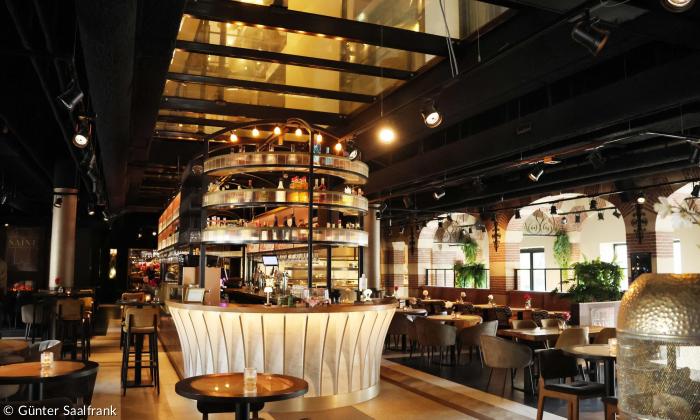 Ein Restaurant-Innenraum mit Bar und Tischen