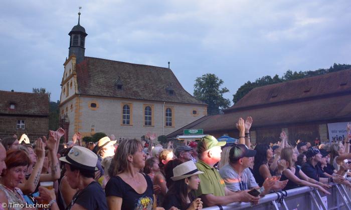 Konzertatmosphäre auf Schloss Eyrichshof mit St. Bartholomäus im Hintergrund