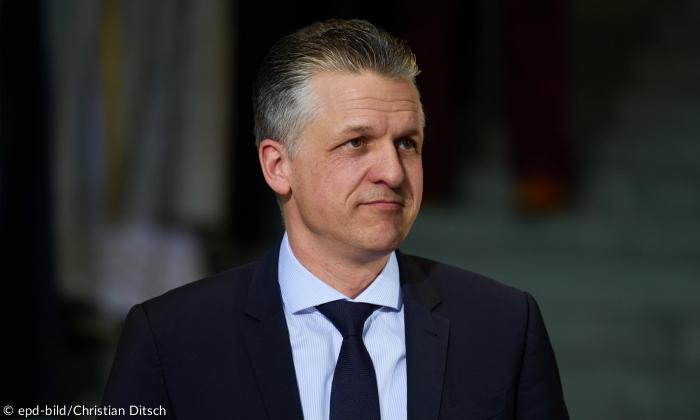 Ein Mann im Anzug mit Krawatte
