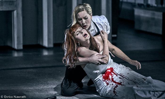 Jennifer Holloway (Adriano, rechts) und Gabriela Scherer (Irene)