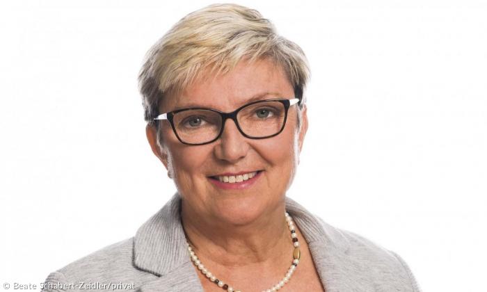 Eine Frau mit Brille