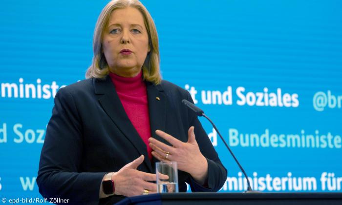 Eine Frau am Mikrofon