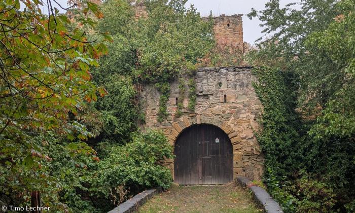 Blick auf den Eingang zur Schlossruine Wässerndorf