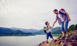 Viele Verwitwete fallen auch nach Jahren noch in Trauerlöcher. Und auch Kinder erleben noch viele Jahre nach dem frühen Tod eines Elternteils Momente der Trauer.