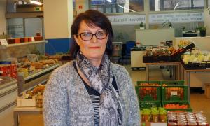 Elvira Vuskow in ihrem Laden "Hilfswerk und Tafel" in Nürnberg