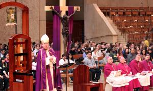 José Gomez, katholischer Erzbischof von Los Angeles, steht einer großteils aus Latinos bestehenden Gemeinde vor. Das Foto von 2011 zeigt ihn in der Kathedrale Our Lady of the Angels.