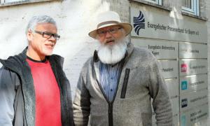 Der Pegnitzer Dekan Gerhard Schoenauer (links) und Pfarrer Karl-Friedrich Wackerbarth aus Prien bei ihrem Besuch im Evangelischen Presseverband.
