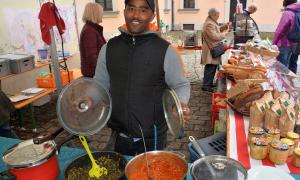 Daniel Heile kocht für sein Leben gern. Und die Besucher des Feierabendmarkts in St. Egidien lassen sich die Speisen des äthiopischen »Bufdis« auch begeistert schmecken. So versucht der 34-Jährige, in Deutschland Fuß zu fassen.