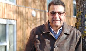 Der Ägypter Yogen Omar vor der Übergangsherberge im Münchner Dreilingsweg.