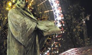 Die Berliner Luther-Statue des Denkmals von 1895 - provisorisch aufgestellt auf dem Weihnachtsmarkt vor der Berliner Marienkirche.