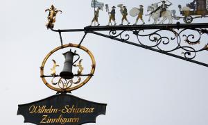Das Nasenschild der Zinngießerei Wilhelm Schweizer in Dießen am Ammersee.