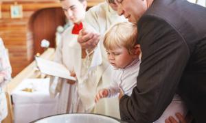 Taufe eines Kindes in der Kirche.