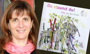 Tanja Bosch,  Leiterin der Kindertagesstätte Arche, mit dem Cover der CD »Da staunst du«.